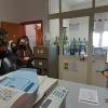 Studente dell'Istituto Omnicomprensivo L. Pirandello di Lampedusa mentre spiega le attività dell'Osservatorio