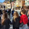 ragazzi e ragazze durante la passeggiata a Lerici 