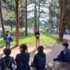 Ragazzi seduti in ascolto di Ivo Rossetti e Francesco Onufrio