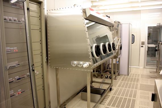 Camera pulita, zona luce bianca_Glove box per lavorazione di polimeri