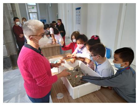 Laboratorio sulle microplastiche: bambini che selezionano le microplastiche nella sabbia