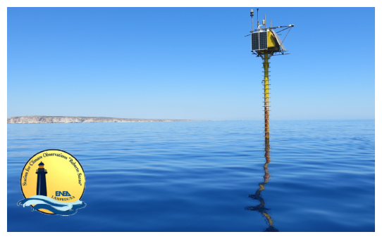 La boa in mare che costituisce l'Osservatorio Oceanografico. Sullo sfondo l'isola di Lampedusa