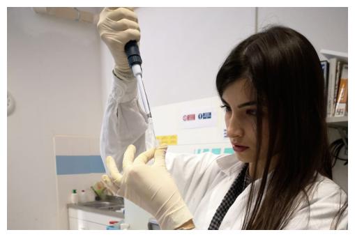 Serena Cosentino nel Laboratorio ENEA