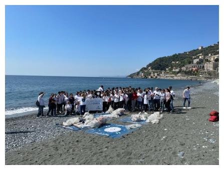 Foto di gruppo degli studenti in spiaggia dopo l’attività di beach cleaning