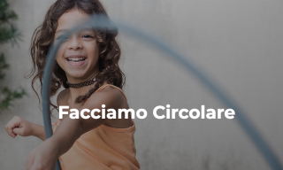 Locandina della survey facciamo circolare - bambina che gira un cerchio