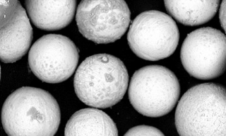 Immagine al microscopio di polvere SS316L dopo il trattamento al plasma