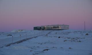 Thule High Arctic Atmospheric Observatory (THAAO) situato presso la Thule Air Base (76.5°N, 68.8°W).