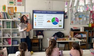 Manuela Costanzo in aula mentre introduce il ruolo dei consorzi microbici