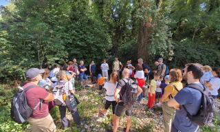 Gruppo di persone lungo il sentiero  che costeggia il fiume Farfa