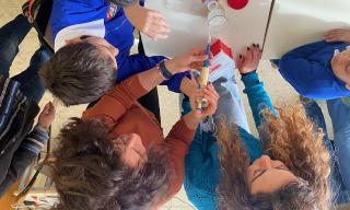 M. Costanzo e L. Di Gregorio durante l'attività di estrazione del DNA dalla banana