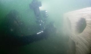 Operatore subacqueo in immersione sulla sinistra e bio-reef sulla destra. ©Pietro Formis