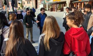 ragazzi e ragazze durante la passeggiata a Lerici 