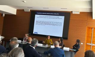 Foto di Roberta De Carolis che presenta 
